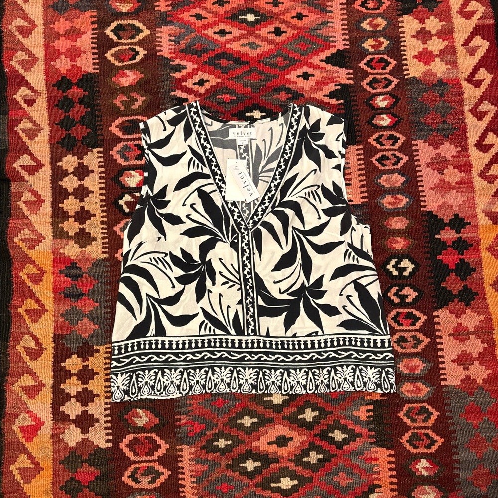 Velvet by Graham & Spencer Lindsay Black & White Floral V-Neck Tank NWT